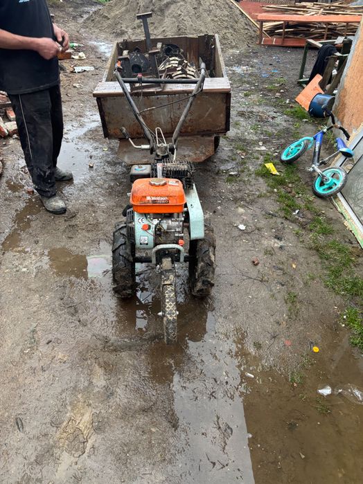 Ofer spre vânzare  motocultor cu remorca