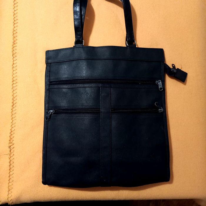 Продавам маркови дамски чанти.