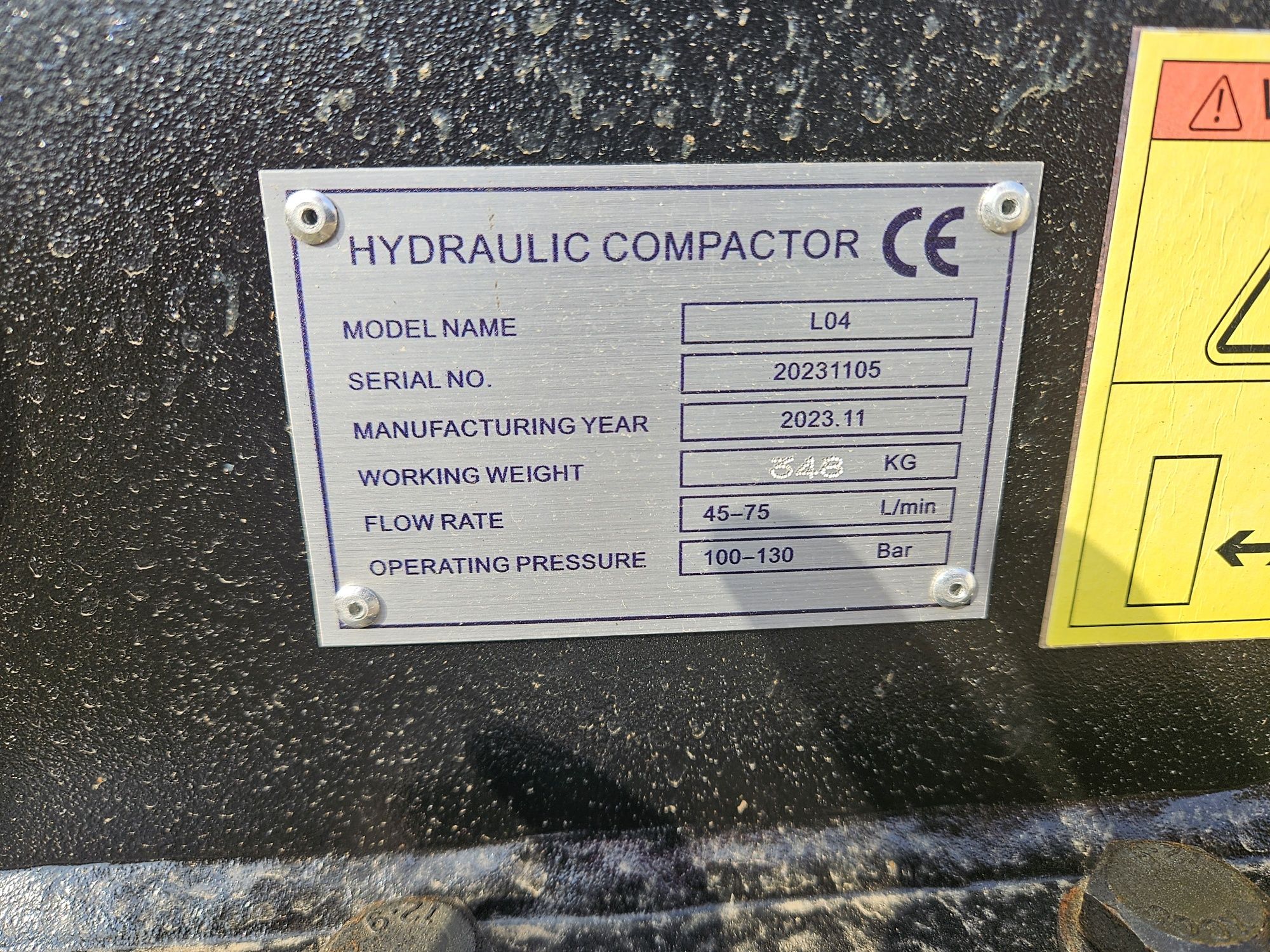 Placa vibrocompactoare L04, greutate348kg, pentru buldoexcavator