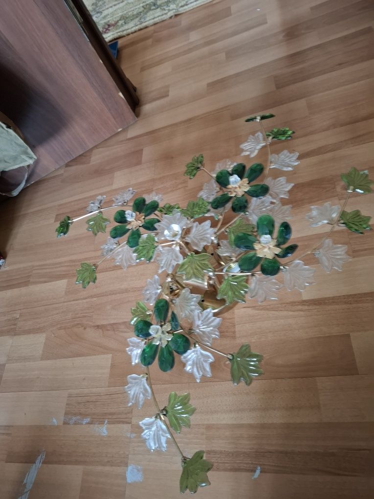 Продам люстры разные