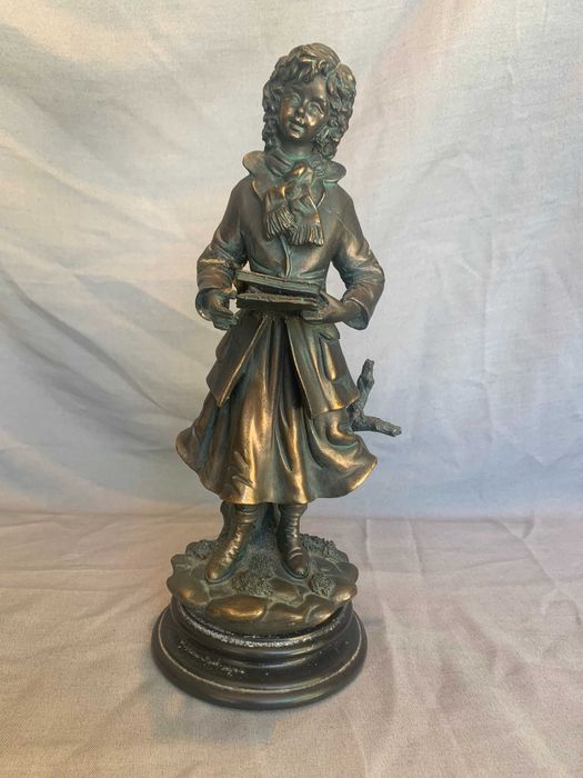 фигура статуетка на студент