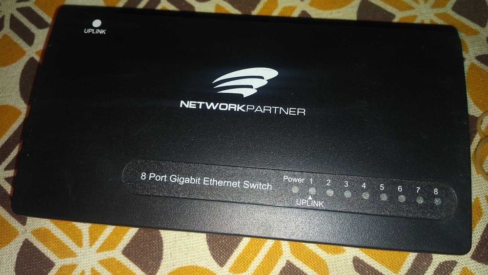 8 портов Суич за връзка с интернет