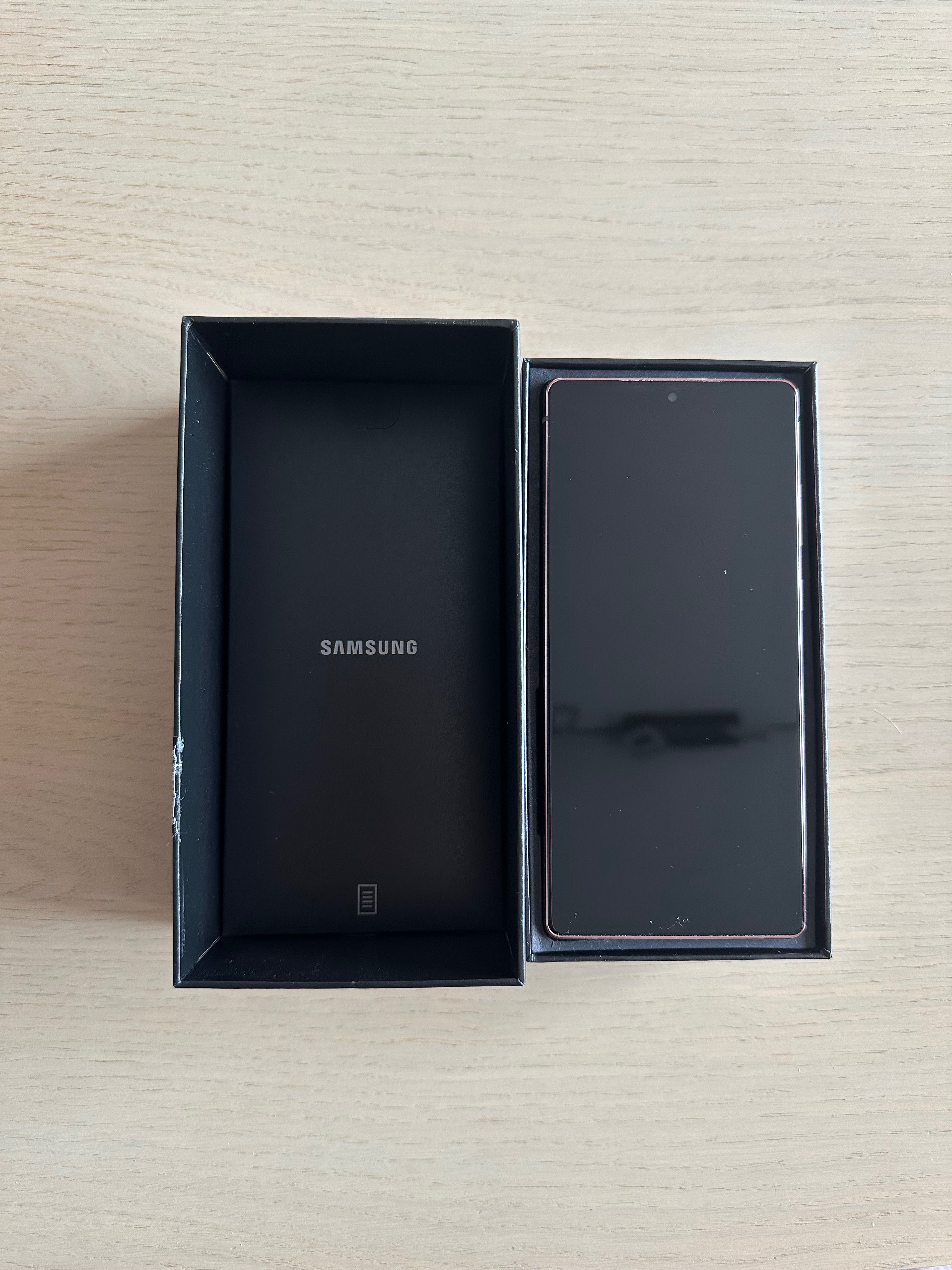 Samsung Galaxy Note 20 с оригинални слушалки AKG и в оригинална кутия