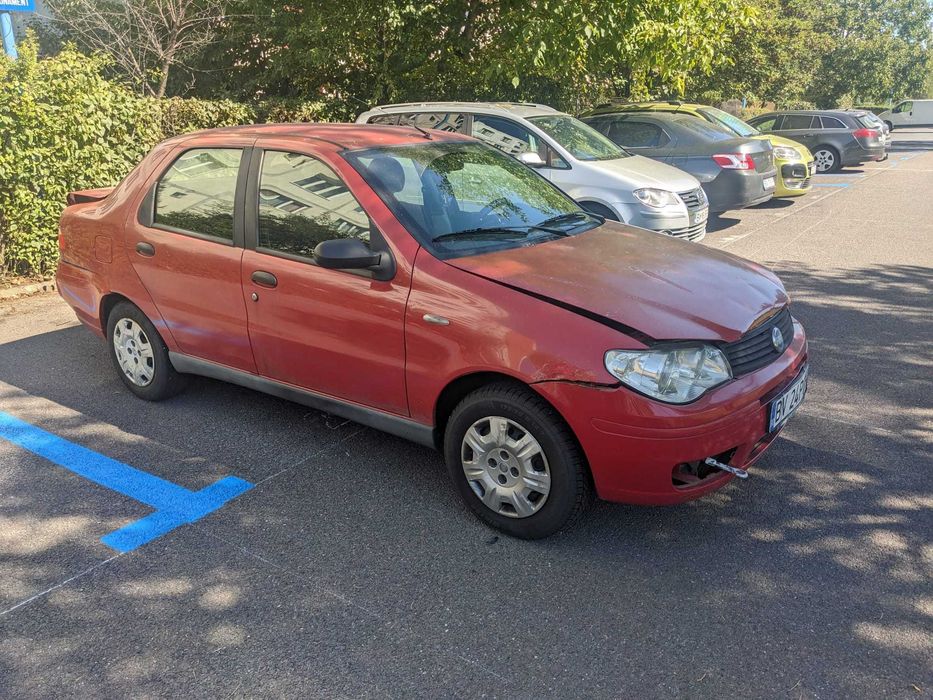Fiat Albea accidentat.