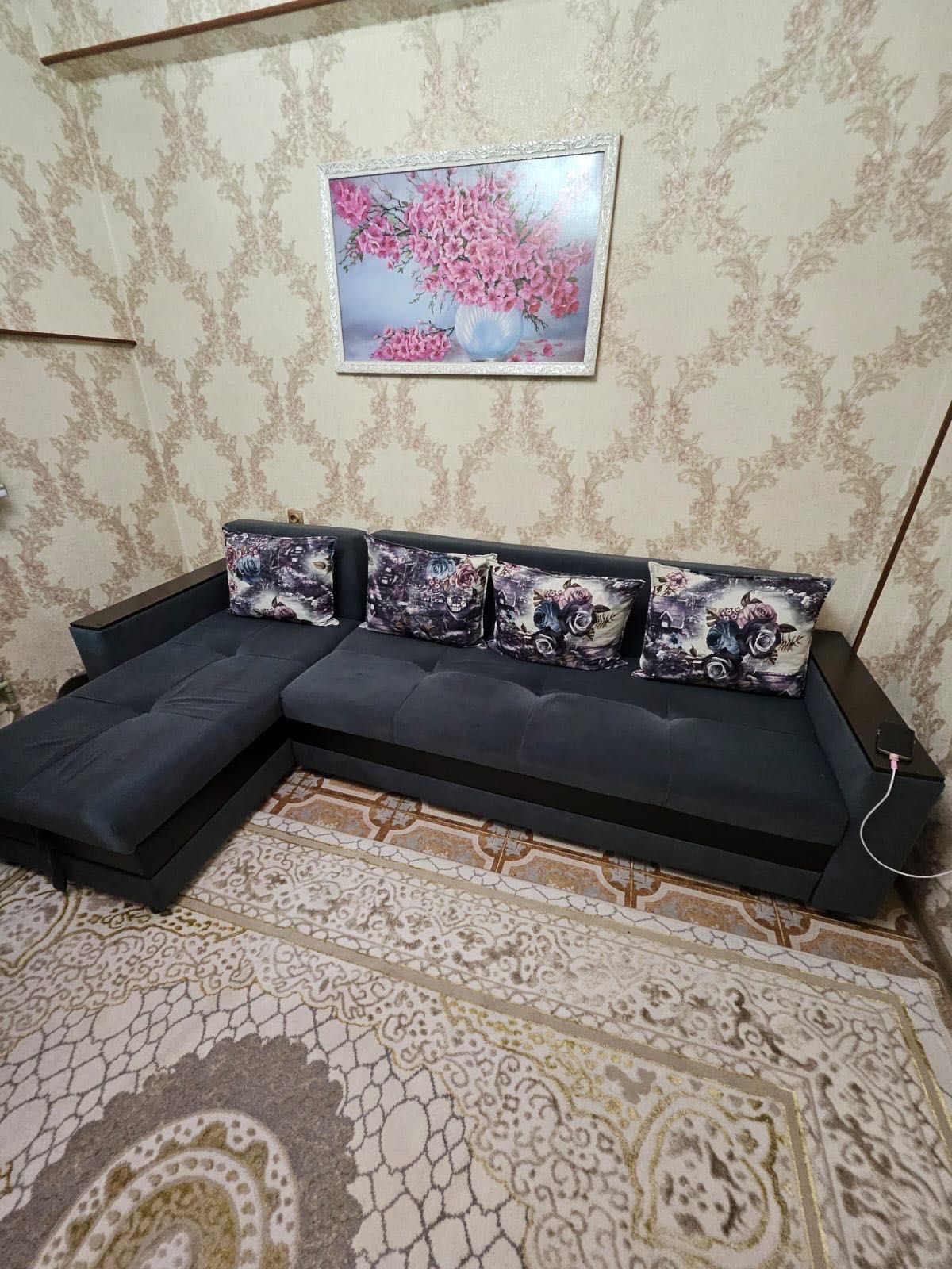 Диван сатылады жағдайы өте жақсы почти жаңа