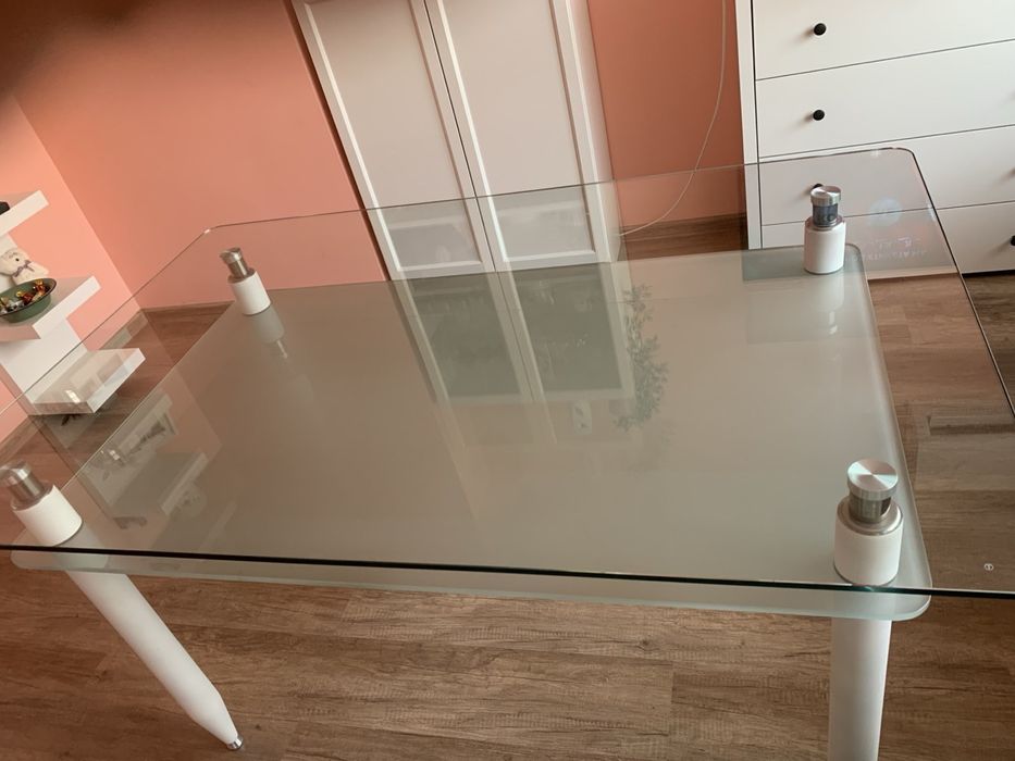Трапезарна стъклена маса