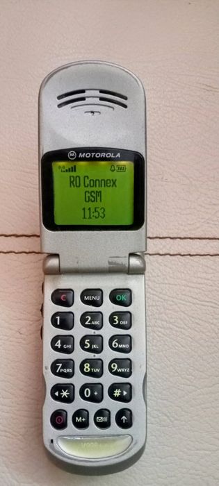 Razr cu clapa by Motorola