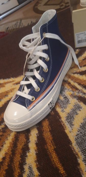 Vand tenesi converse noi