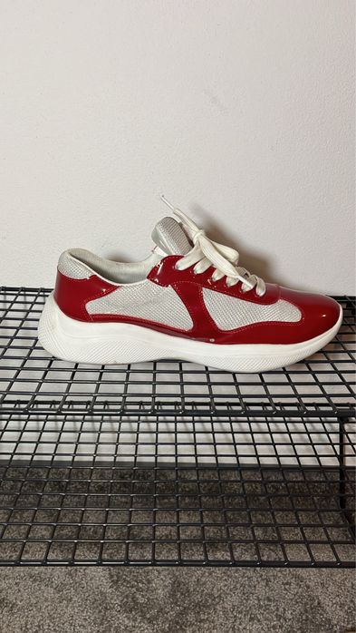 prada cups rosii