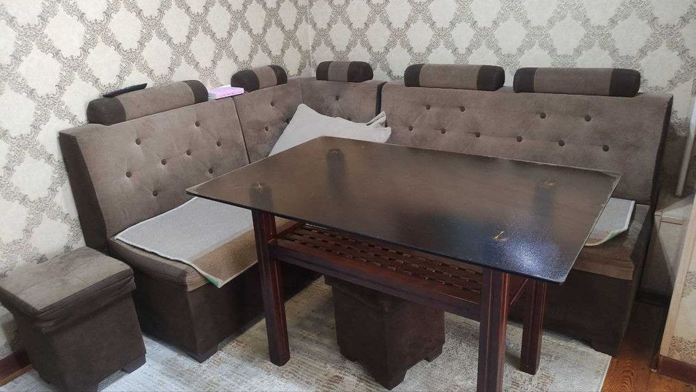 Продается кухонный уголок, без стола