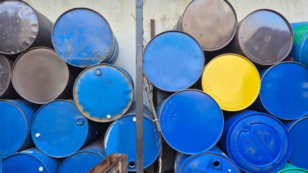 Vindem butoaie tabla si plastic