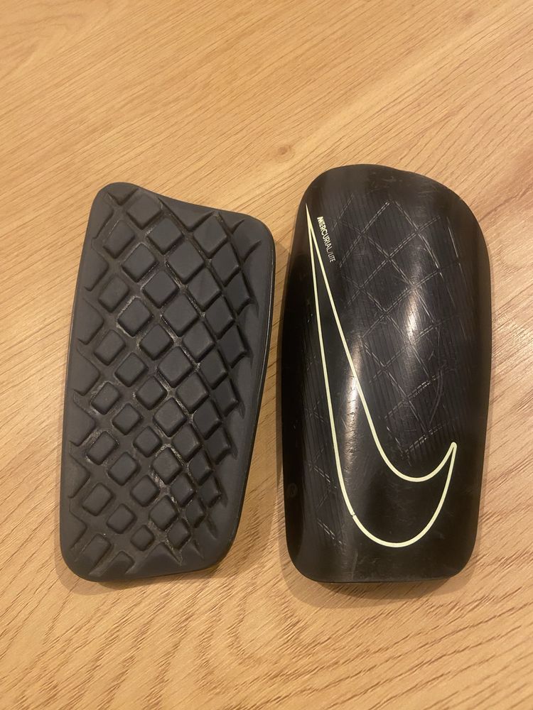 Aparatori fotbal nike mercurial!