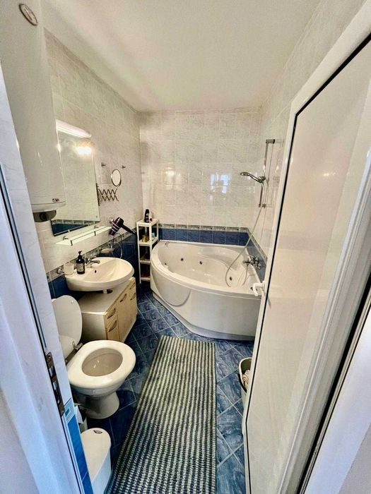 Тристаен апартамент в централната част, Първа линия, Ниска такса