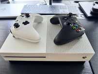 Xbox One S 1 TB cu 2 manete