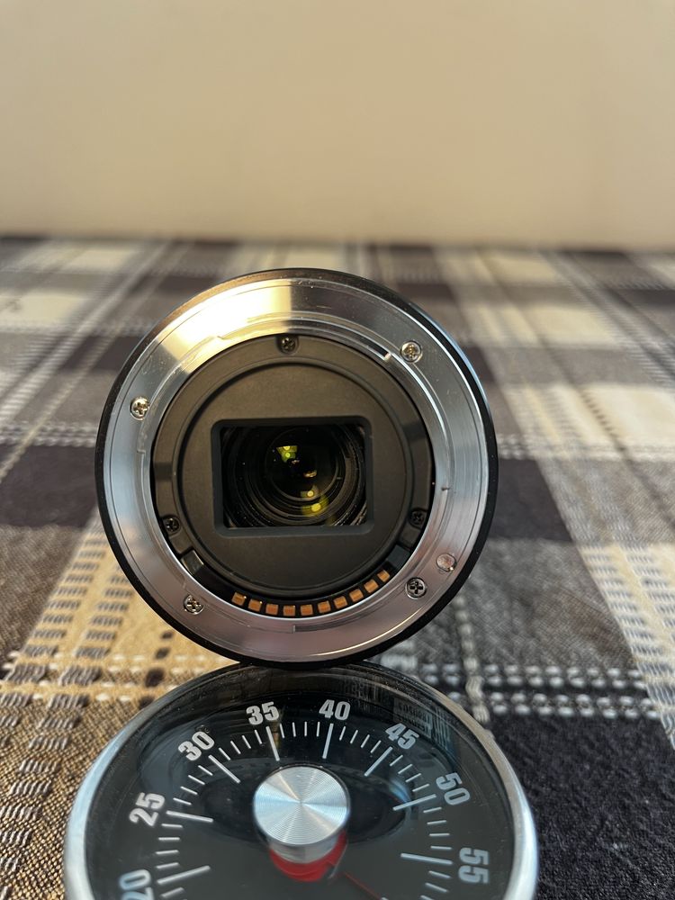 Обектив Sony 3.5-6.3f/18-200mm OSS със сенник