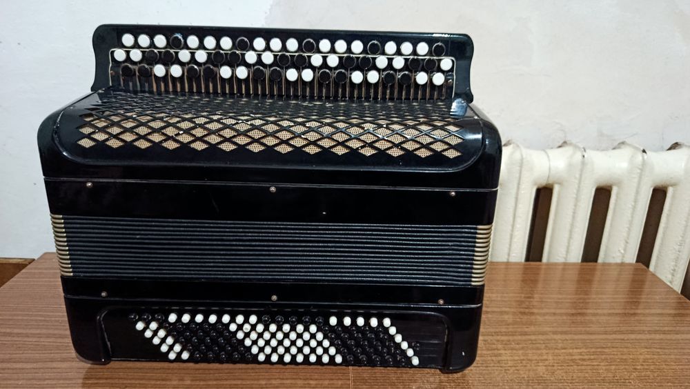 Баян (рабочий] продаётся