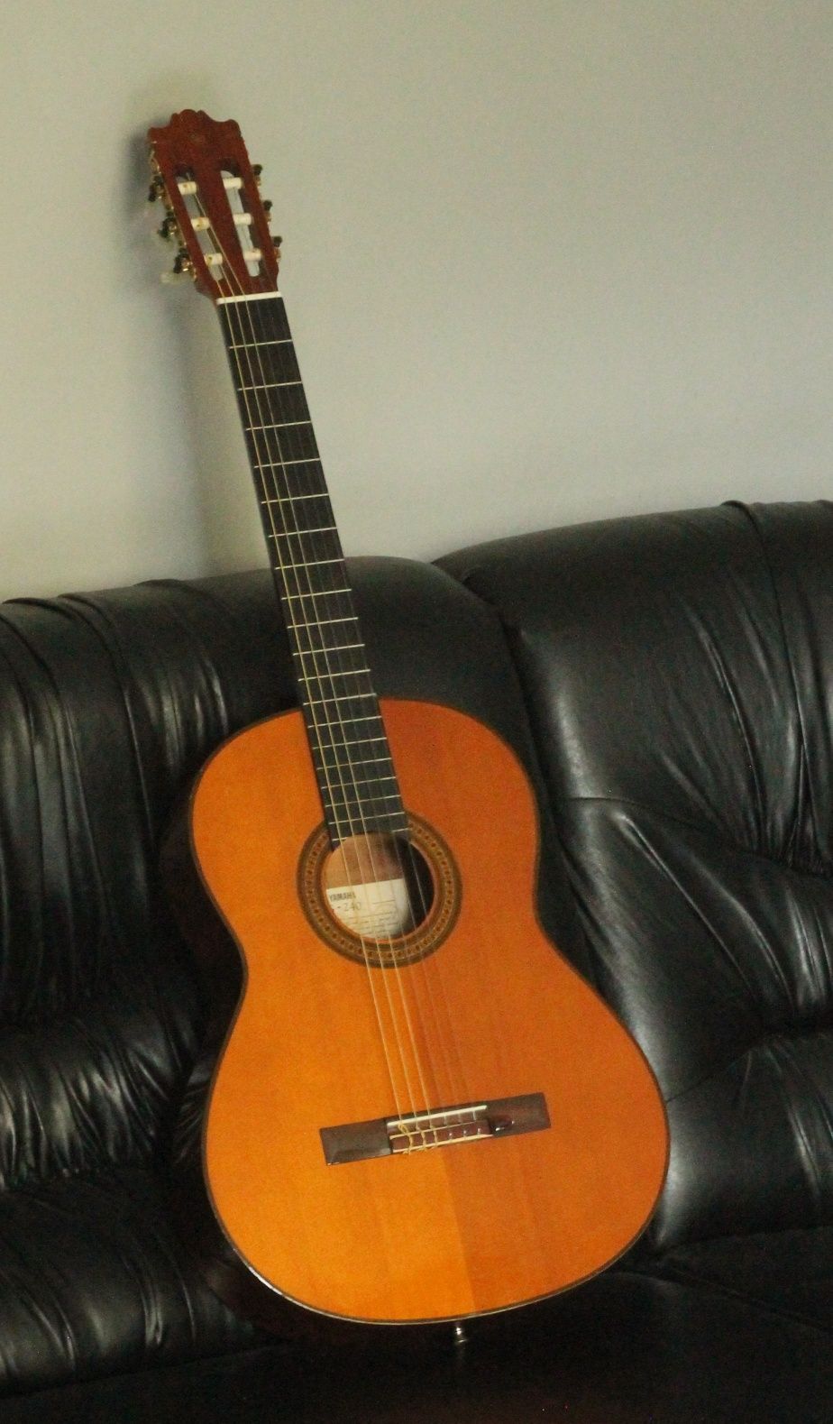 Продавам класическа китара YAMAHA G-240 + KNA NG-1 + калъф