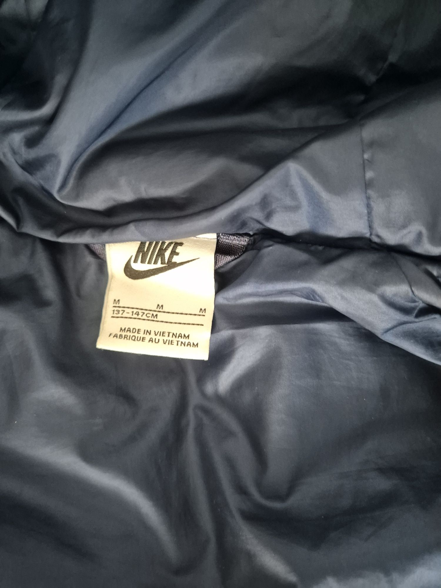 Geaca nike mărime 137-147 cm în stare foarte bună culoare albastra