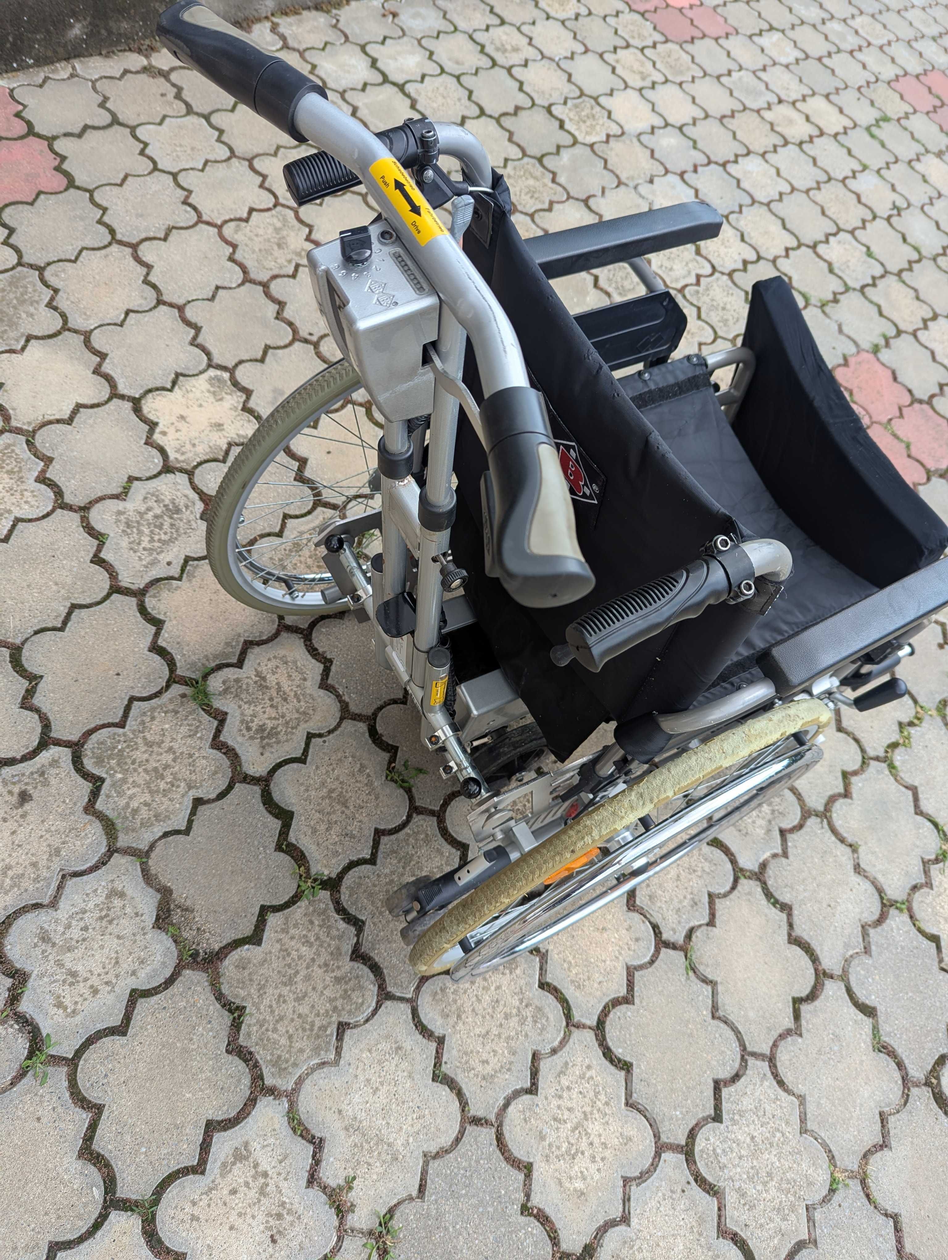 Carucior pliabil electric pentru persoane cu nevoi speciale