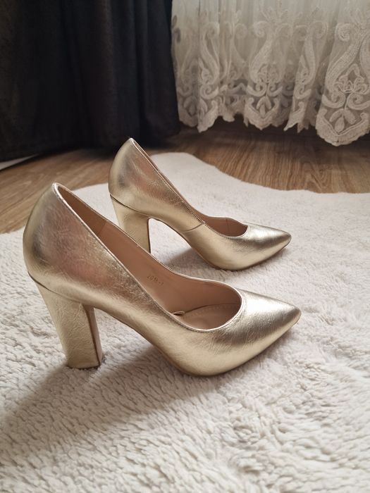 Pantofi cu toc P.O.E aurii