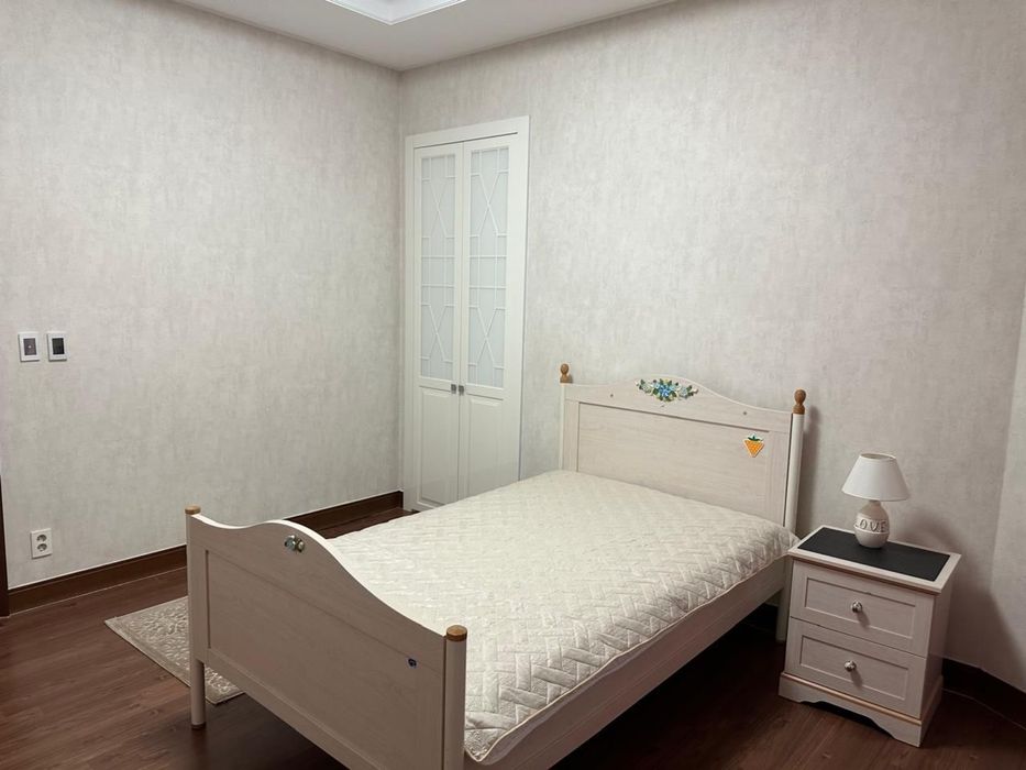 Продам кровать односпальную с матрасом 1,4 х 2 м