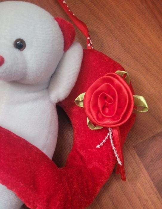 Urs de pluş, alb in inimioara