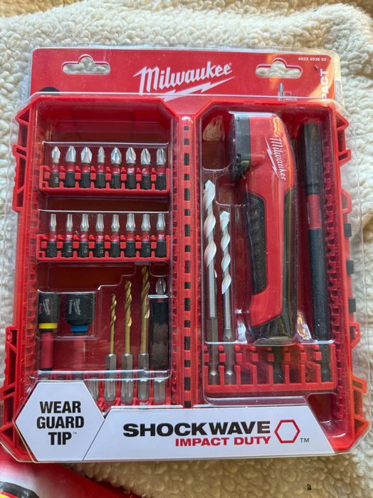 Комплект битове с ъглова приставка на Milwaukee