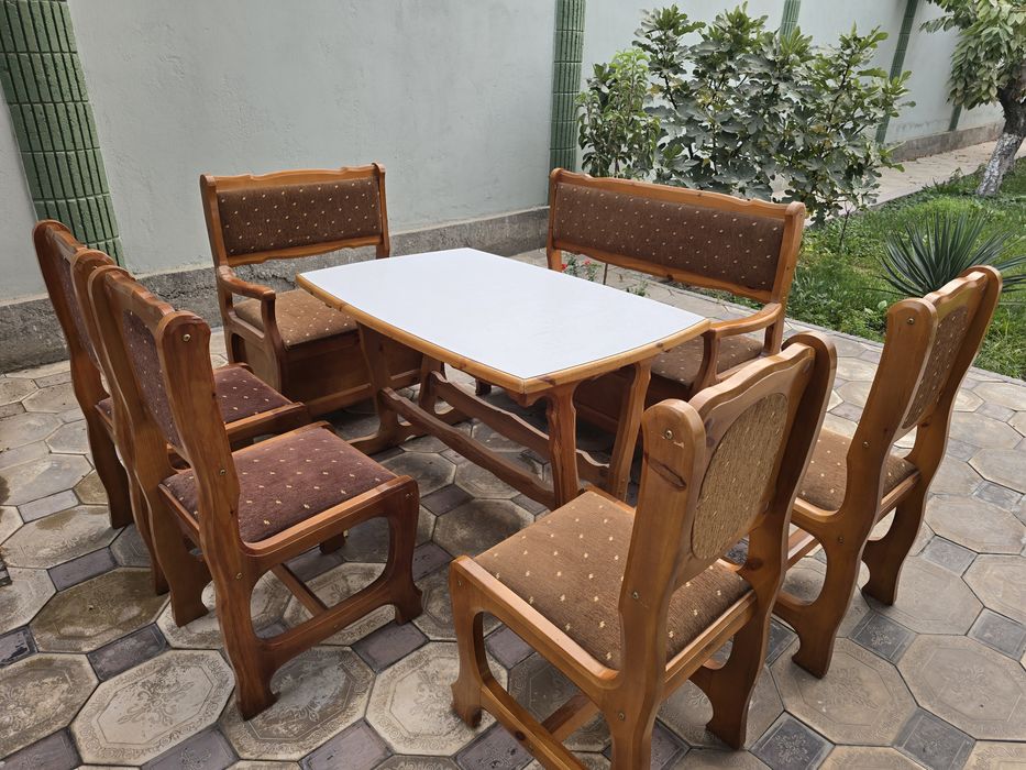 Продаётся кухонный уголок в хорошем состояние, очень прочная из дерева