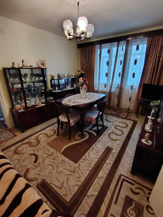 Vand apartament 2 camere, semidecomandat, etaj 1