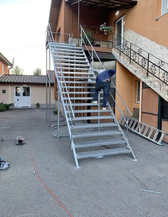 Vând scarii metalice zincate exterioare și pentru incendii , platforme