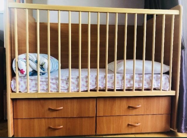 Бебешко легло с матрак Magniflex и скрин за преповиване