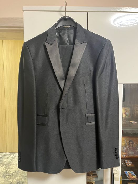 Мъжки черен костюм