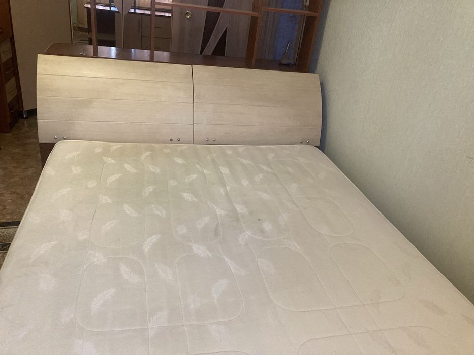 Продам кровать и шкафчик  в хорошем состоянии