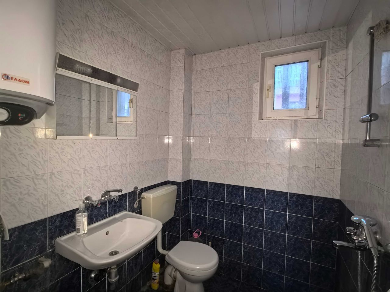 Дава се под наем Двустаен апартамент в Ямбол, Център - 65 кв.м за 260 € - Снимка #2