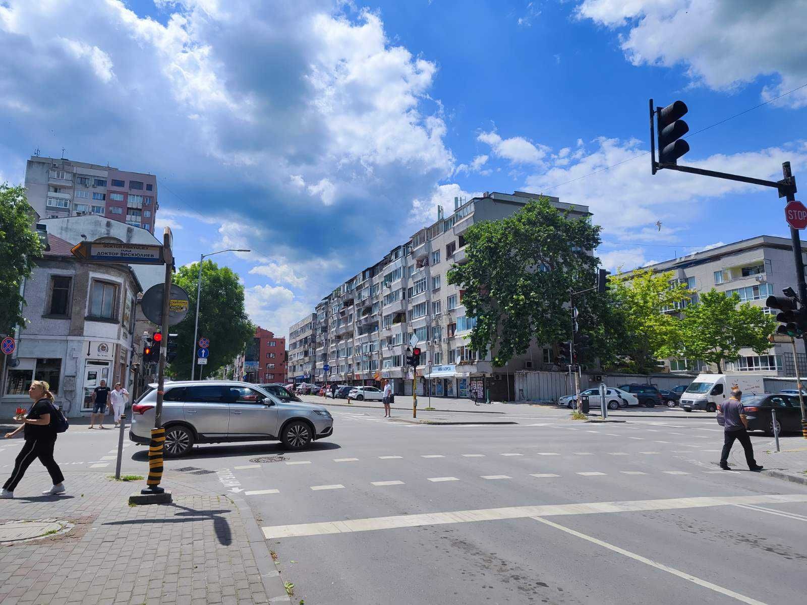 Двустаен апартамент с отделна кухня Централна поща Варна