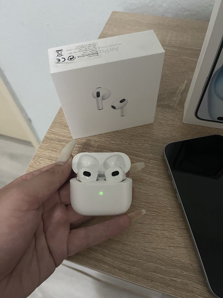 Продавам комплект Iphone 15 и слушалки Airpods 2 gen