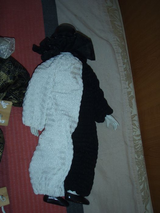 Clovni papusa din portelan si discuri de material, 45 cm