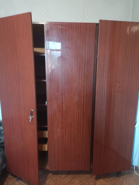 Отдам даром советскую стенку