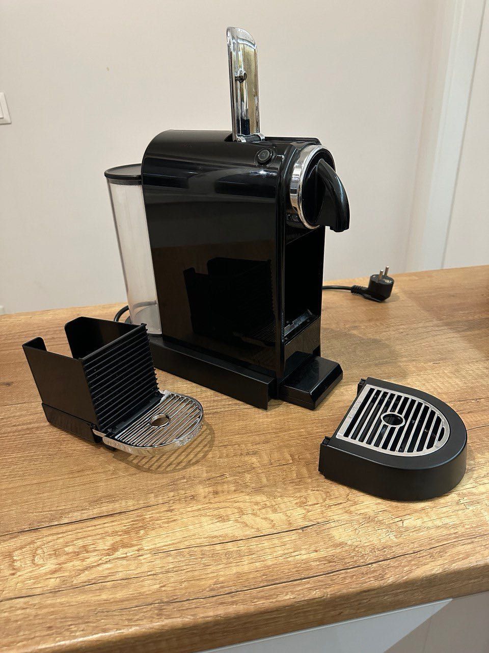 Nespresso кафемашина за капсули, Черна