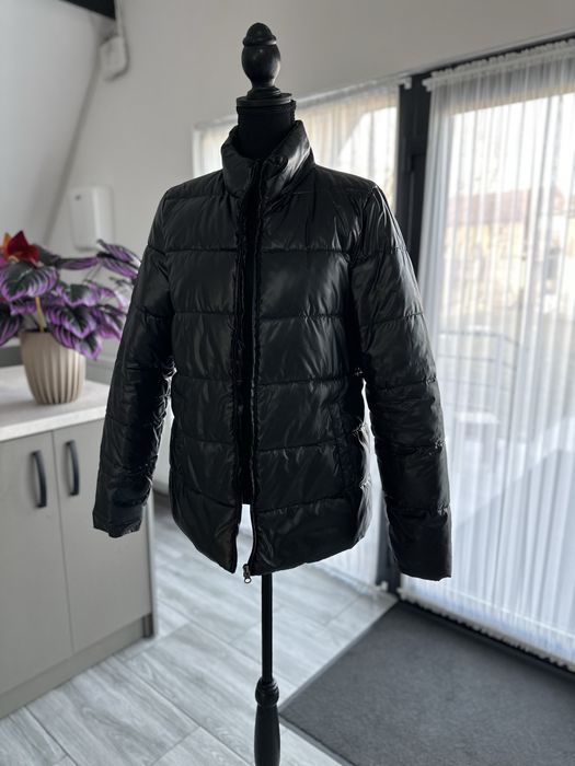 Geaca neagra lucioasa