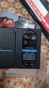 Radio portabil funcțional la baterii.
