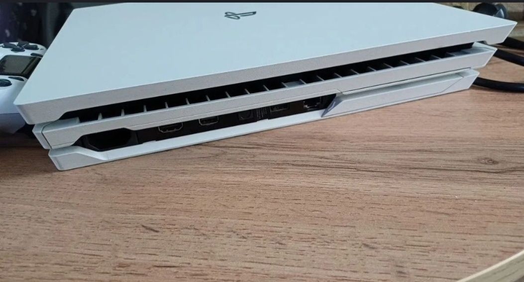 Продам PS4 Pro
Состояние идеальное,