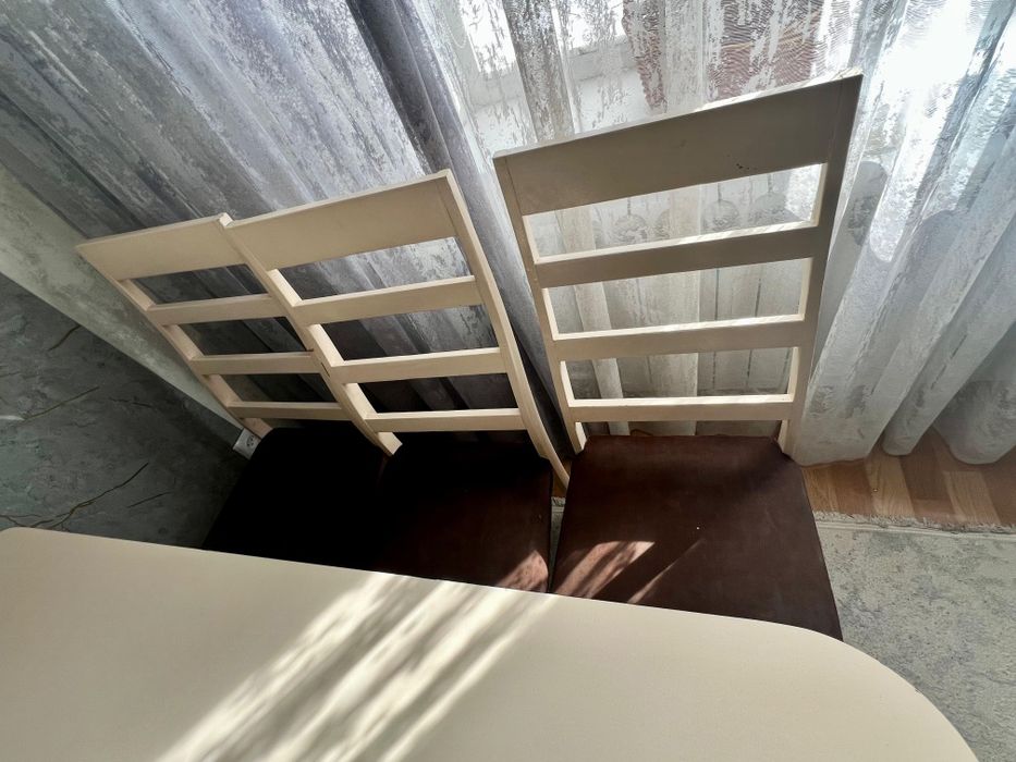 Кухонный стол со стульями