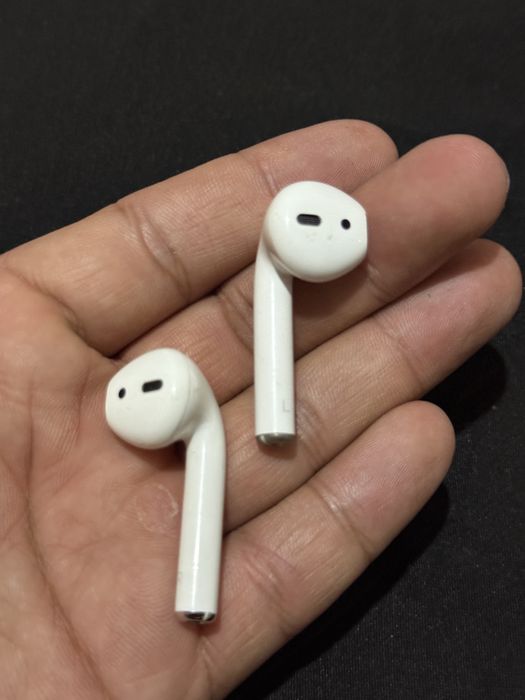 Продам наушник левый ухо и правый ухо от airpods 2