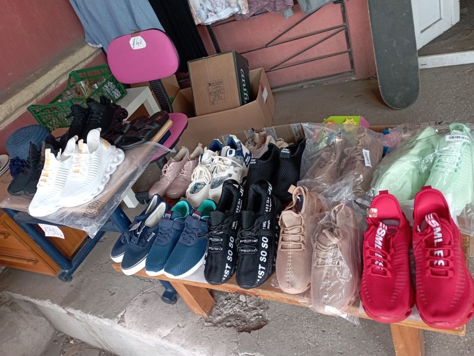 Adidasi NOI mărimi diferite