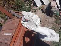Vând lebădă ghiveci din beton,cal,tălpi pavaj,calu, lebăda se vopsesc