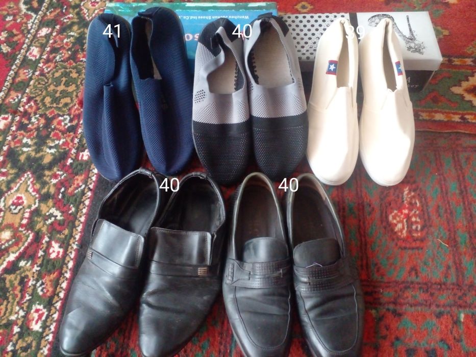 Oyoq kiyimlar sotiladi