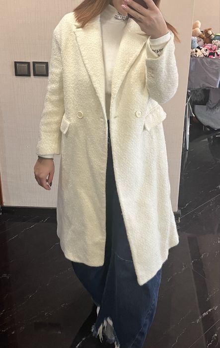 Бяло/много светло бежово палто Zara