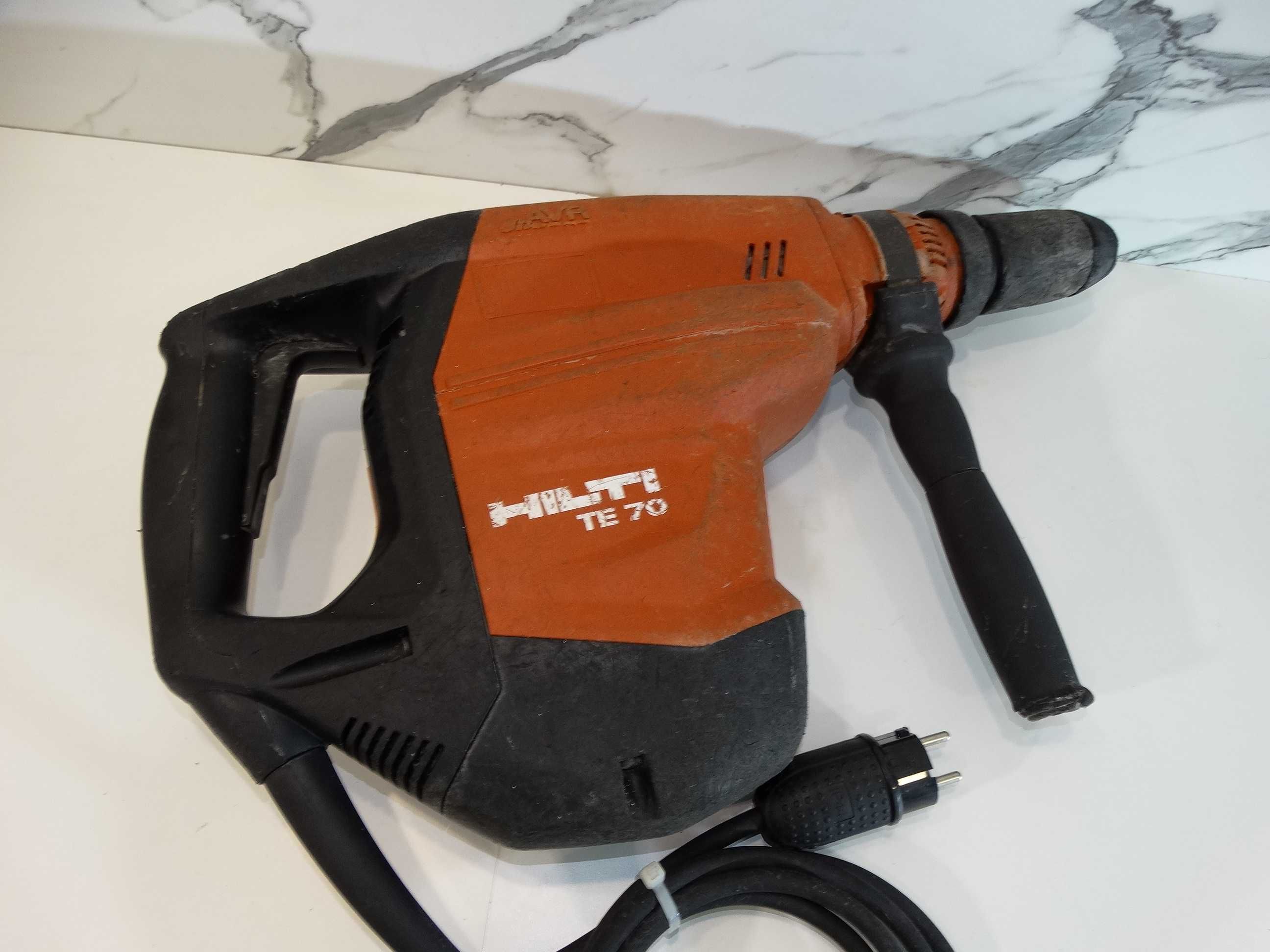 Резервиран - Hilti TE 70 AVR - Ударо пробивна машина 11.5 J
