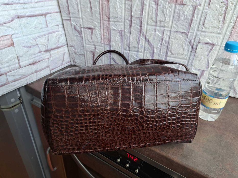 дамска чанта,кафява лачена чанта-естествена кожа тип крокодилска